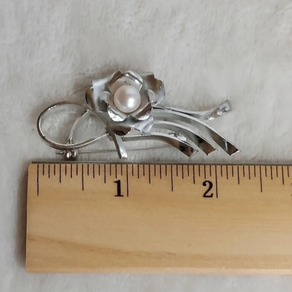 Vintage Polished and Matte Silvertone with Pearl Center Rose Brooch Stunning - Picture 5 of 7